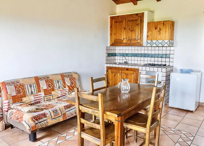 Hotel apartamentowy Isa - With Swimming-pool In Badesi, With Private Terrace